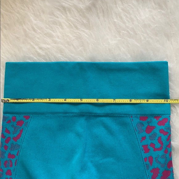 2 Piece Animal Print Seamless Yoga Set - Picture 8 of 9